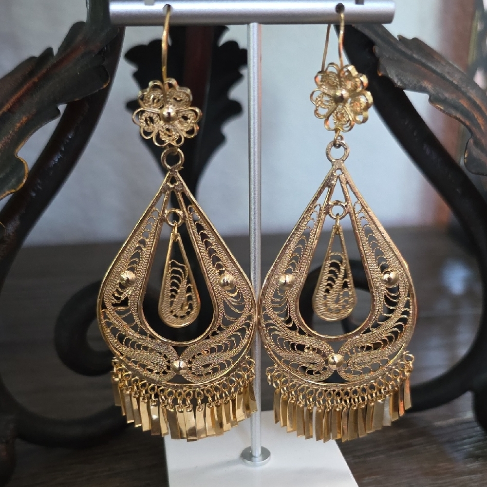 Elegant Gold Filigree Dangle Earrings - Picture 12 of 16